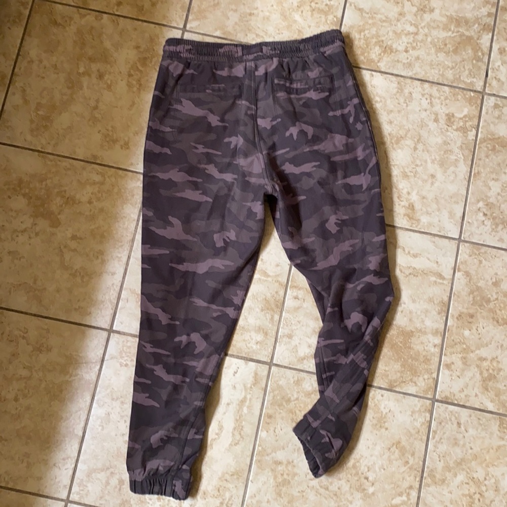 Athleta Farallon joggers size 6P camo